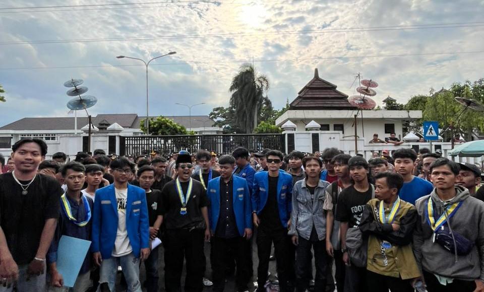 Satu Tahun Wali Kota: Prestasi Kertas, Realitas Cemas